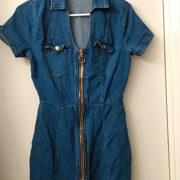 Women's knee length denim dress size medium, runs like a size 4. Zip up - Picture 10 of 10